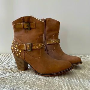 Got them as a gift but didn’t fit. Size 9 but run small. Worn once!